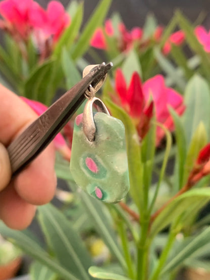 Rubis sur Fuchsite (micas vert), monté par G & Z, de 32 mm de ht x20 x5. Vendu avec un cordon réglable de couleur noire !