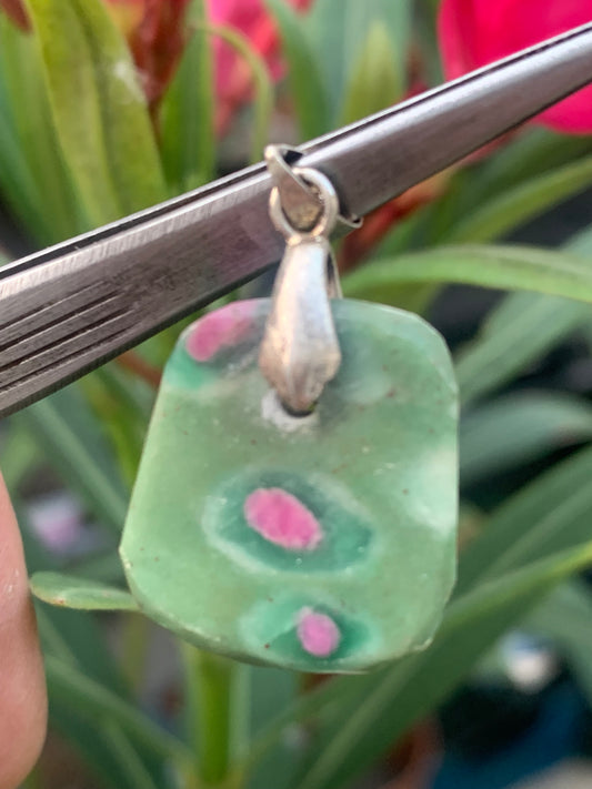 Rubis sur Fuchsite (micas vert), monté par G & Z, de 32 mm de ht x20 x5. Vendu avec un cordon réglable de couleur noire !