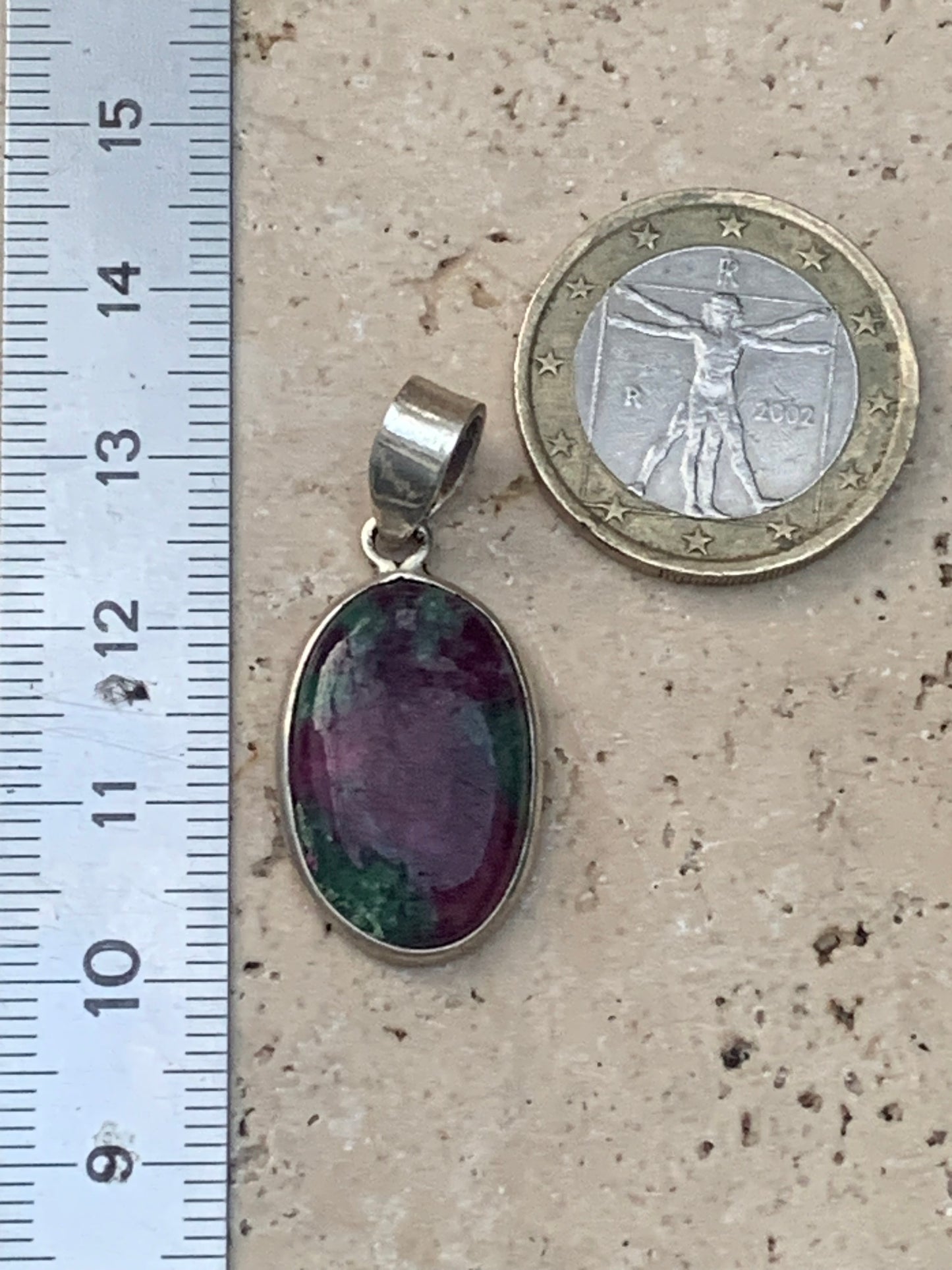 Rubis sur Fuchsite (micas vert), pendentif en Argent de 32 mm de ht x15 x5. Vendu avec un cordon réglable de couleur noire !