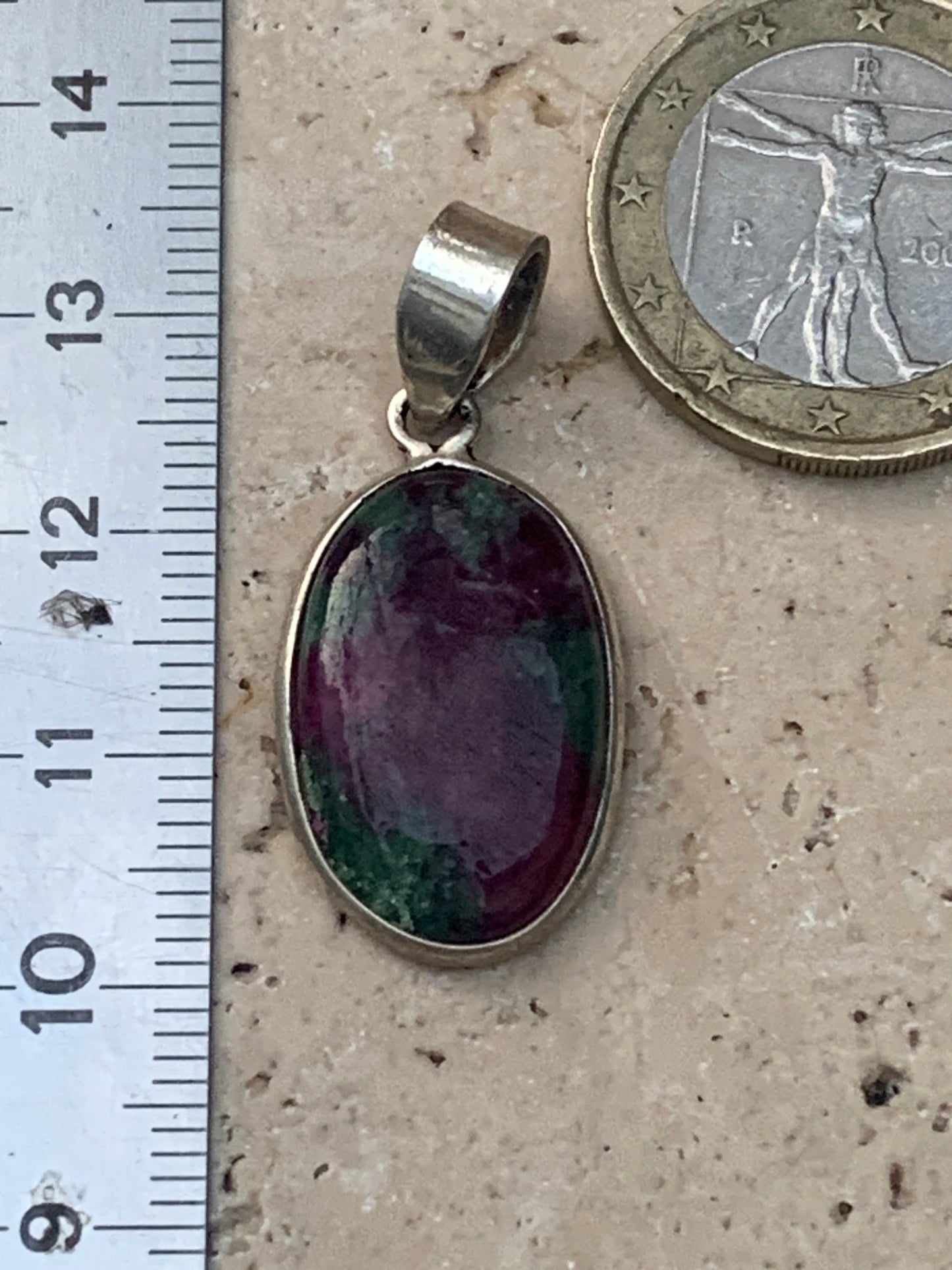 Rubis sur Fuchsite (micas vert), pendentif en Argent de 32 mm de ht x15 x5. Vendu avec un cordon réglable de couleur noire !