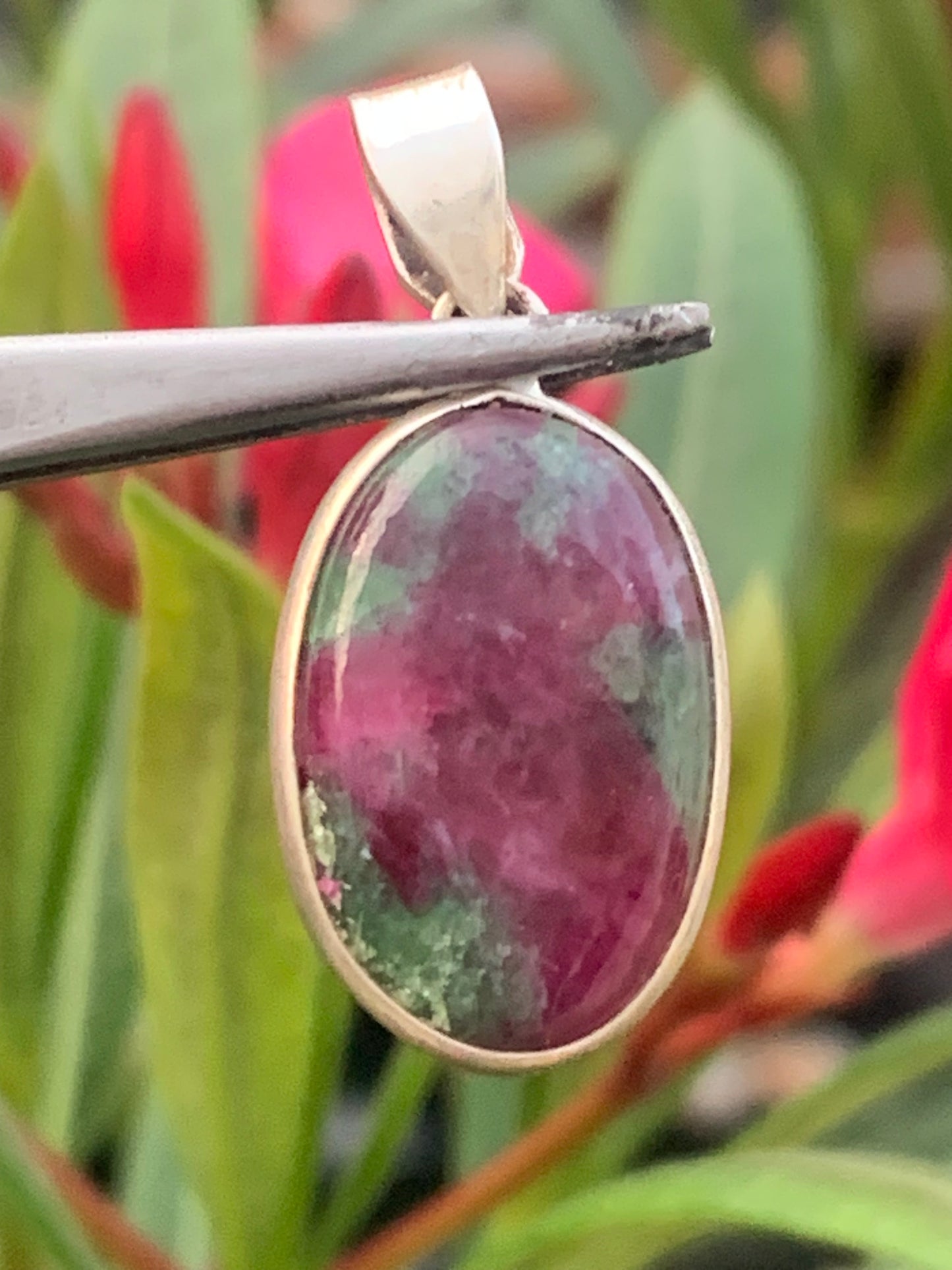 Rubis sur Fuchsite (micas vert), pendentif en Argent de 32 mm de ht x15 x5. Vendu avec un cordon réglable de couleur noire !