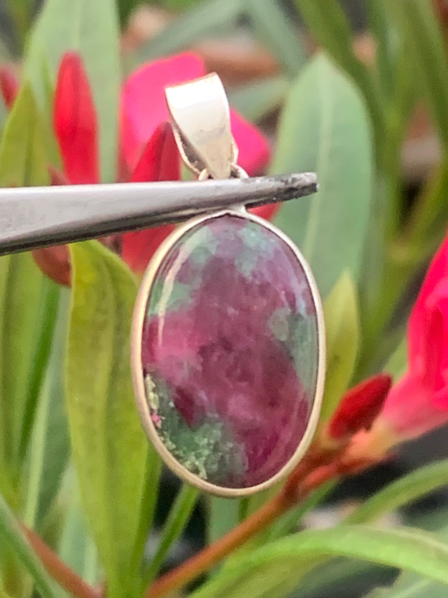 Rubis sur Fuchsite (micas vert), pendentif en Argent de 32 mm de ht x15 x5. Vendu avec un cordon réglable de couleur noire !