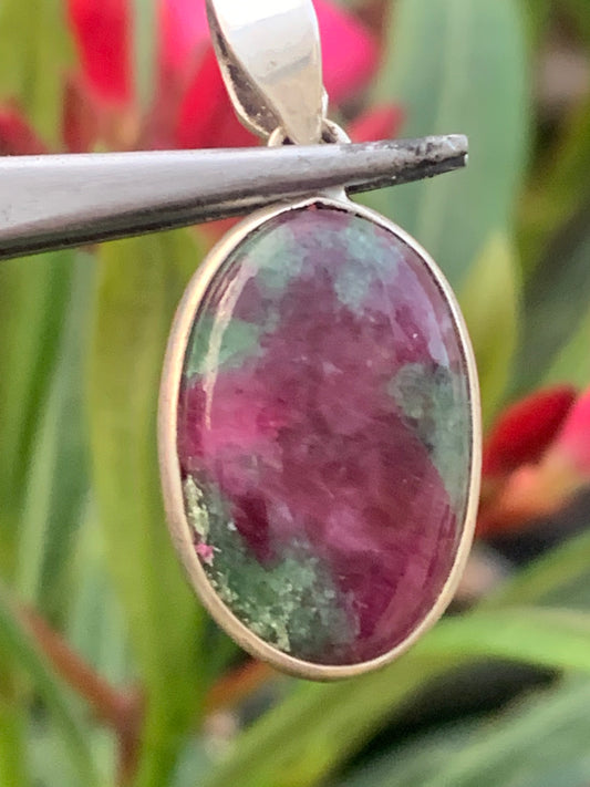 Rubis sur Fuchsite (micas vert), pendentif en Argent de 32 mm de ht x15 x5. Vendu avec un cordon réglable de couleur noire !