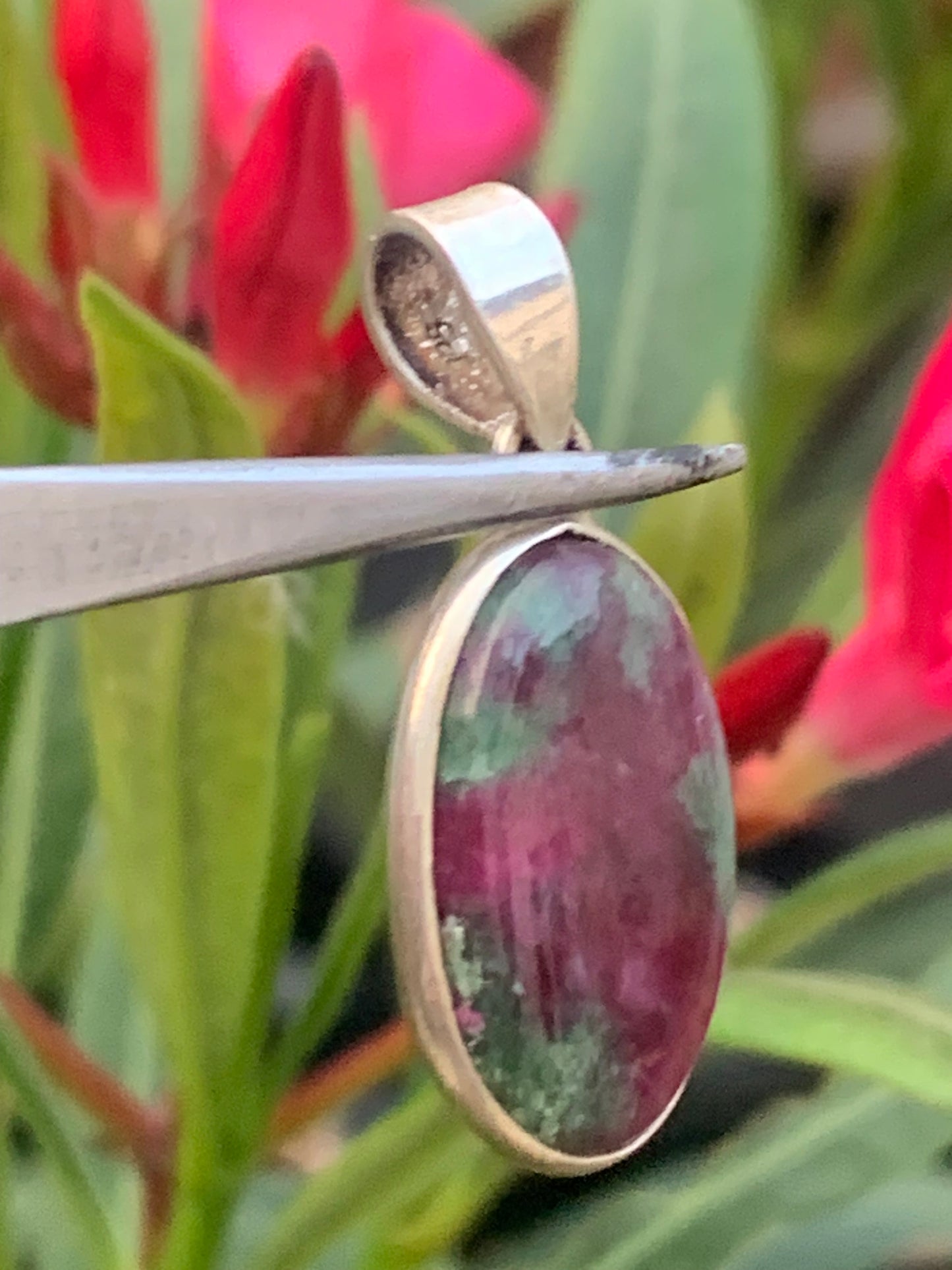 Rubis sur Fuchsite (micas vert), pendentif en Argent de 32 mm de ht x15 x5. Vendu avec un cordon réglable de couleur noire !