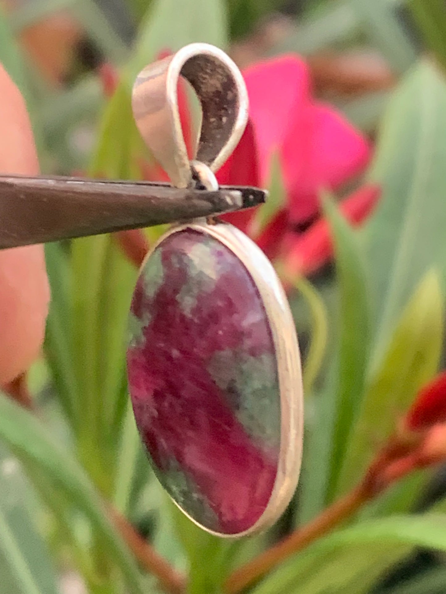 Rubis sur Fuchsite (micas vert), pendentif en Argent de 32 mm de ht x15 x5. Vendu avec un cordon réglable de couleur noire !