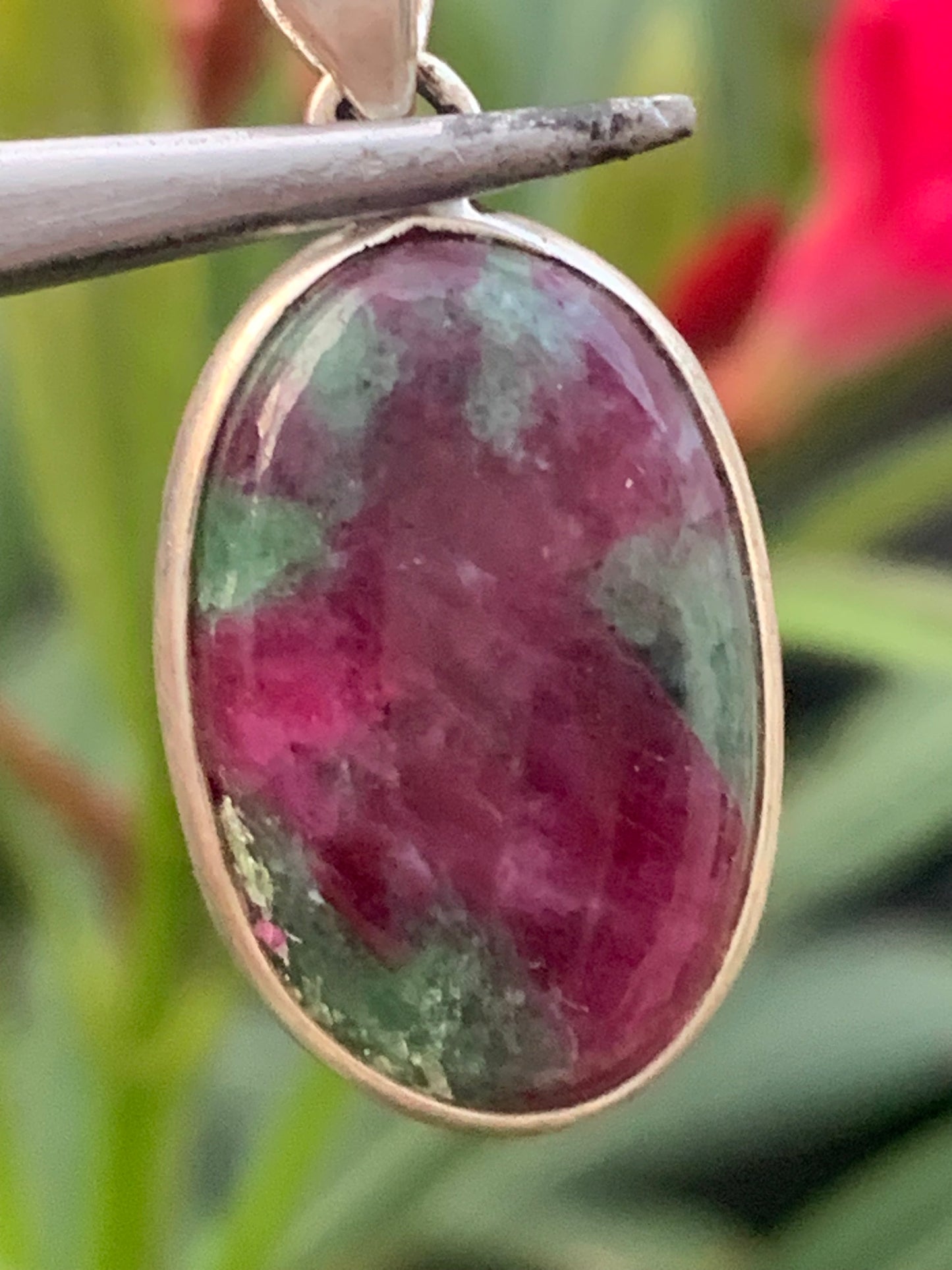 Rubis sur Fuchsite (micas vert), pendentif en Argent de 32 mm de ht x15 x5. Vendu avec un cordon réglable de couleur noire !