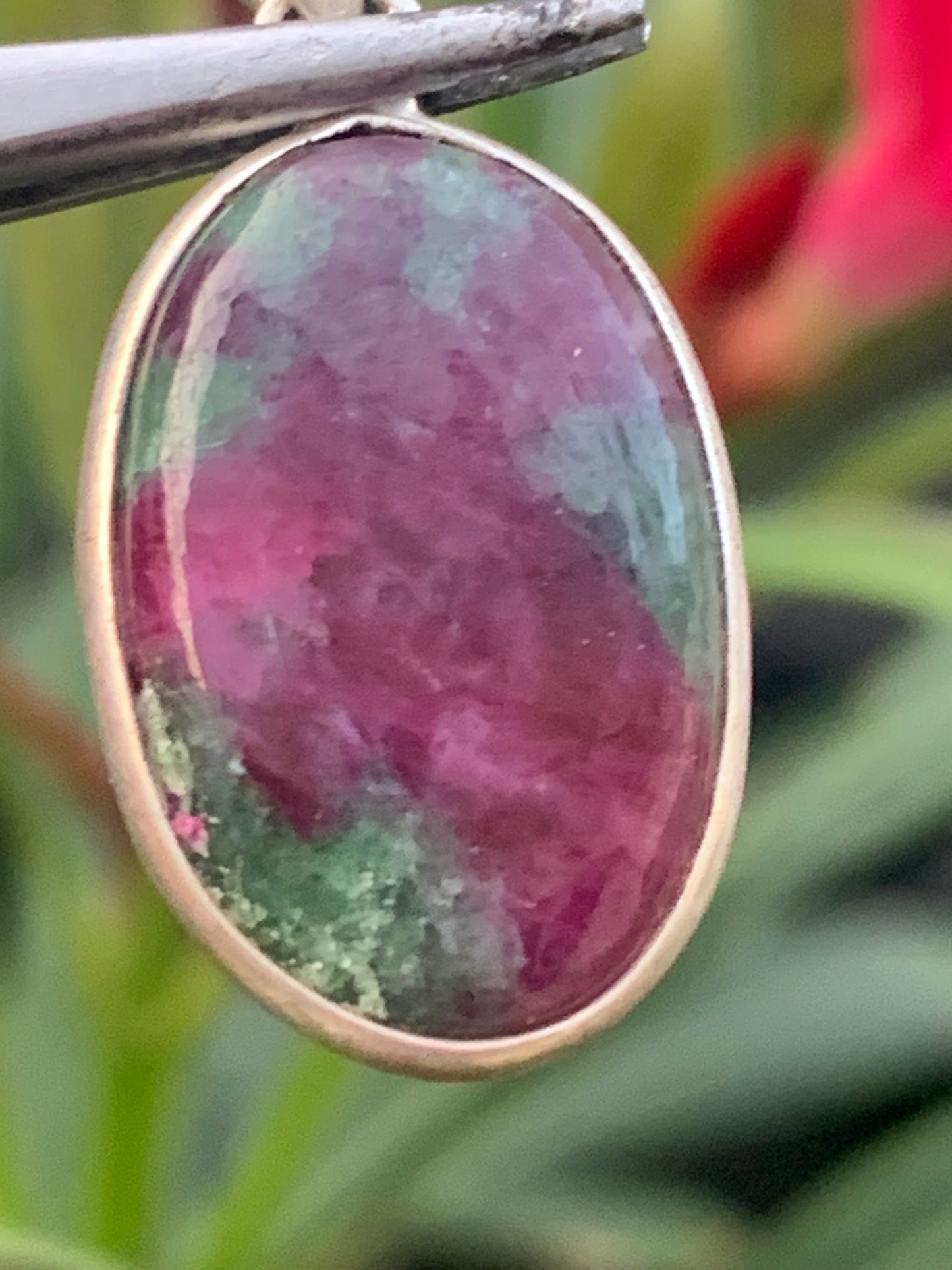 Rubis sur Fuchsite (micas vert), pendentif en Argent de 32 mm de ht x15 x5. Vendu avec un cordon réglable de couleur noire !
