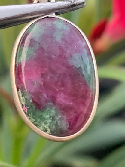 Rubis sur Fuchsite (micas vert), pendentif en Argent de 32 mm de ht x15 x5. Vendu avec un cordon réglable de couleur noire !