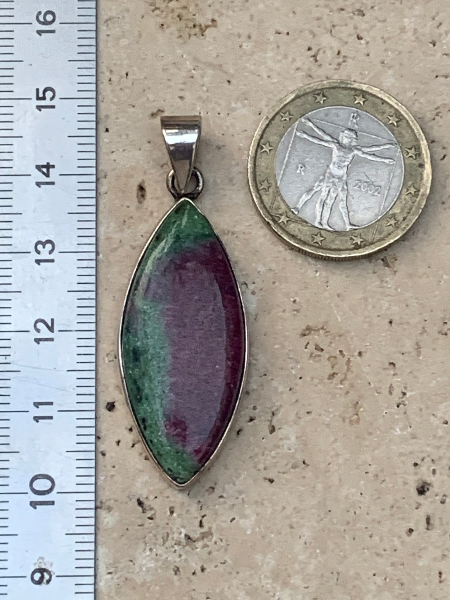 Rubis sur Fuchsite (micas vert), pendentif en Argent de 48 mm de ht x16 x6. Vendu avec un cordon réglable de couleur noire !