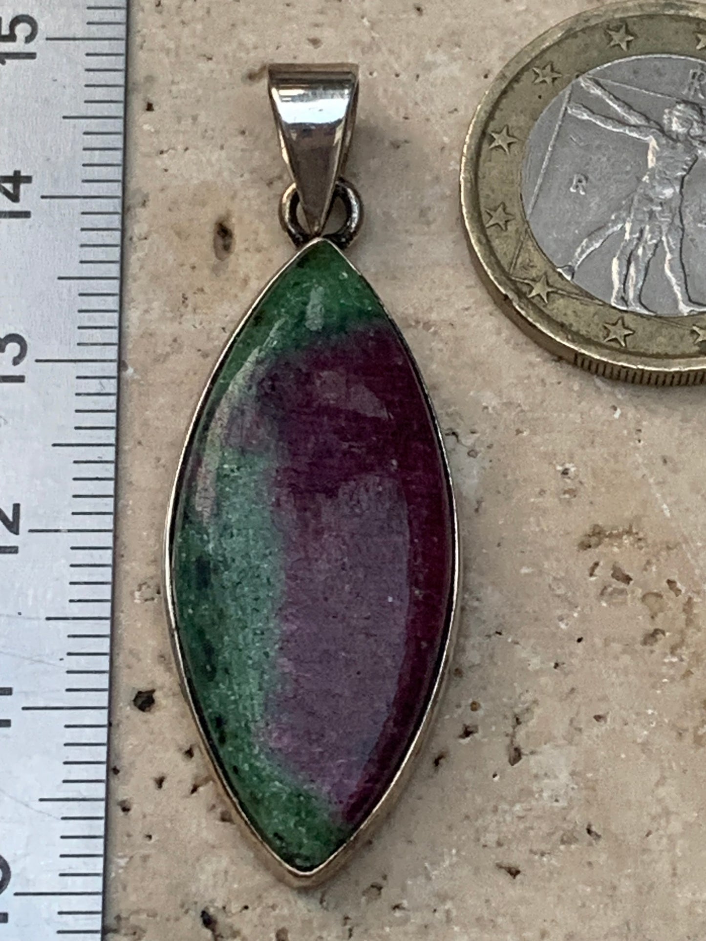 Rubis sur Fuchsite (micas vert), pendentif en Argent de 48 mm de ht x16 x6. Vendu avec un cordon réglable de couleur noire !
