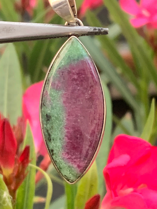 Rubis sur Fuchsite (micas vert), pendentif en Argent de 48 mm de ht x16 x6. Vendu avec un cordon réglable de couleur noire !