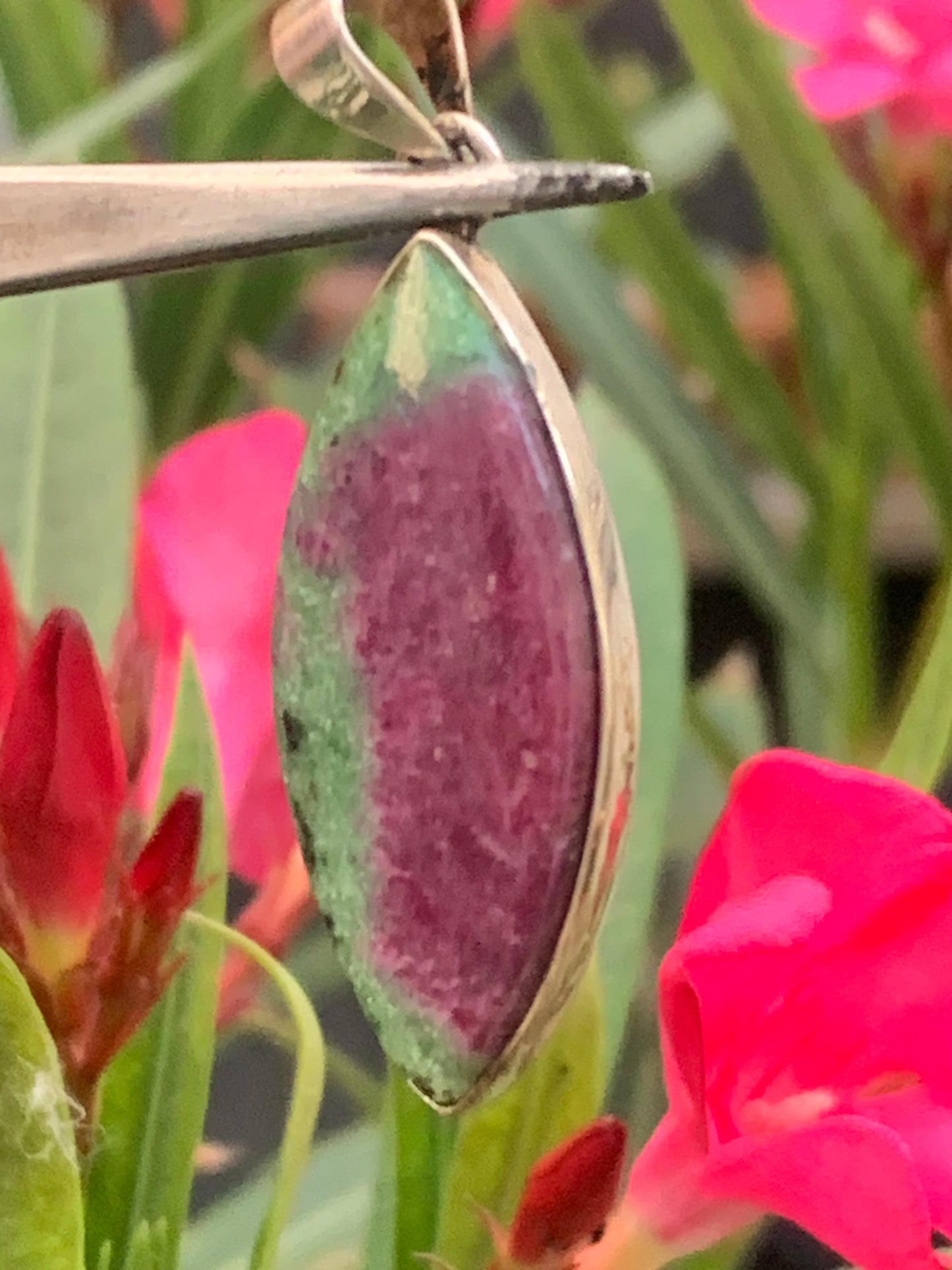 Rubis sur Fuchsite (micas vert), pendentif en Argent de 48 mm de ht x16 x6. Vendu avec un cordon réglable de couleur noire !