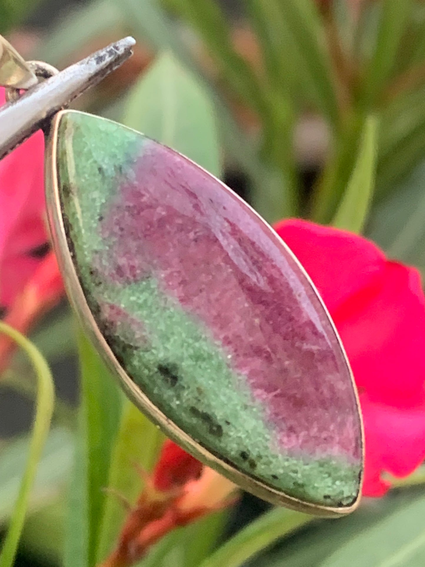 Rubis sur Fuchsite (micas vert), pendentif en Argent de 48 mm de ht x16 x6. Vendu avec un cordon réglable de couleur noire !