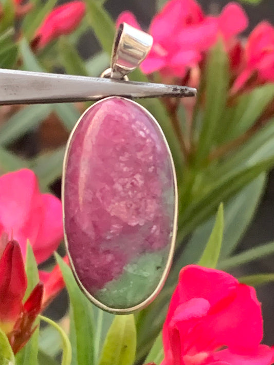 Rubis sur Fuchsite (micas vert), pendentif en Argent de 45 mm de ht x18 x8. Vendu avec un cordon réglable de couleur noire !
