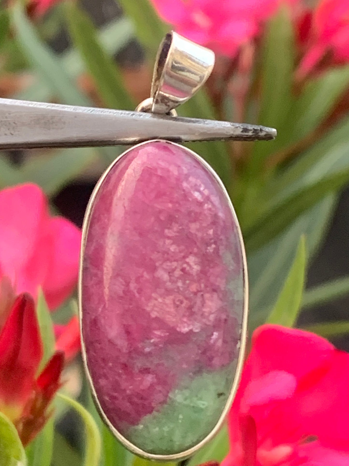 Rubis sur Fuchsite (micas vert), pendentif en Argent de 45 mm de ht x18 x8. Vendu avec un cordon réglable de couleur noire !