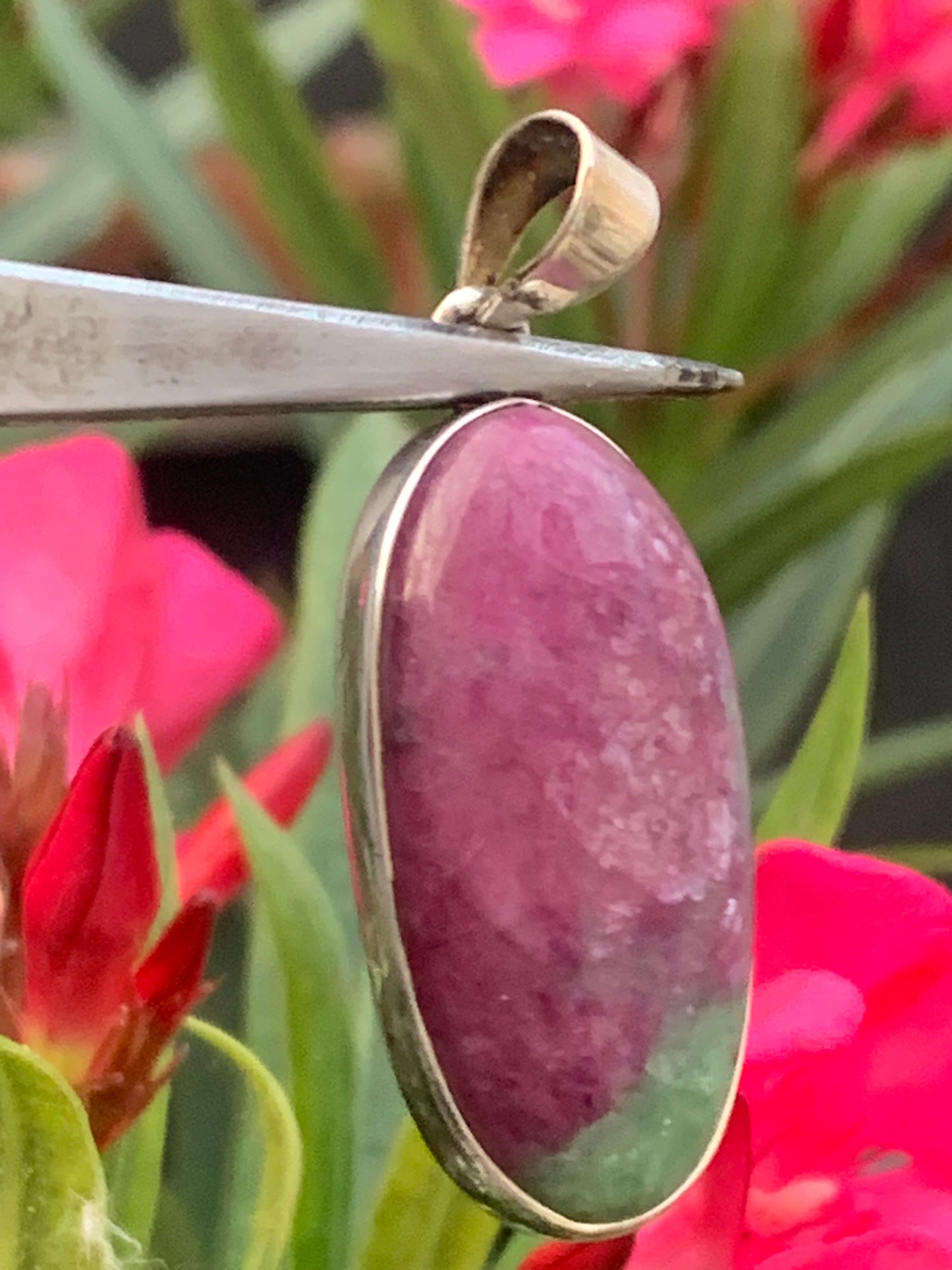 Rubis sur Fuchsite (micas vert), pendentif en Argent de 45 mm de ht x18 x8. Vendu avec un cordon réglable de couleur noire !