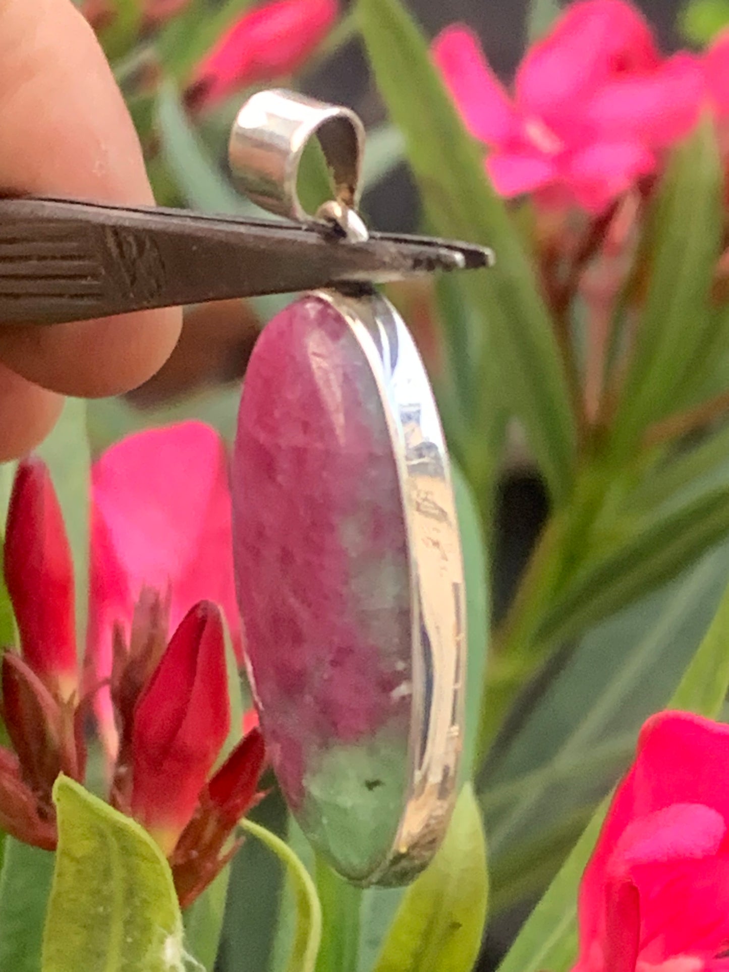 Rubis sur Fuchsite (micas vert), pendentif en Argent de 45 mm de ht x18 x8. Vendu avec un cordon réglable de couleur noire !