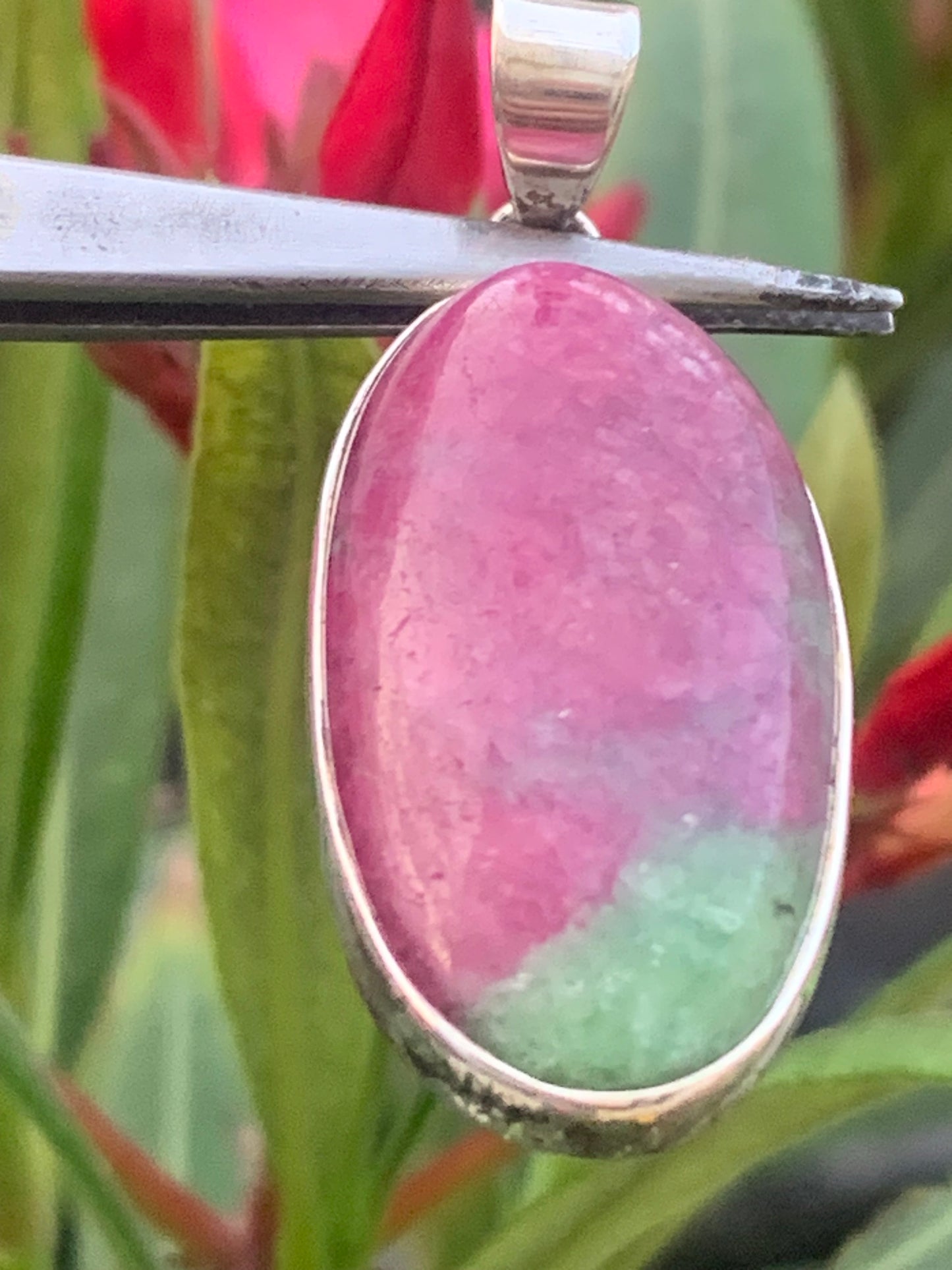 Rubis sur Fuchsite (micas vert), pendentif en Argent de 45 mm de ht x18 x8. Vendu avec un cordon réglable de couleur noire !