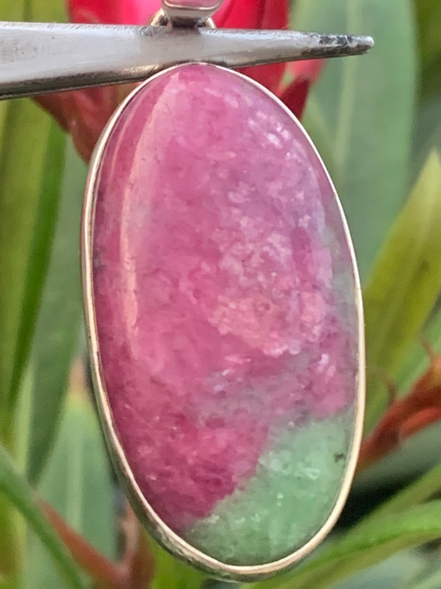 Rubis sur Fuchsite (micas vert), pendentif en Argent de 45 mm de ht x18 x8. Vendu avec un cordon réglable de couleur noire !