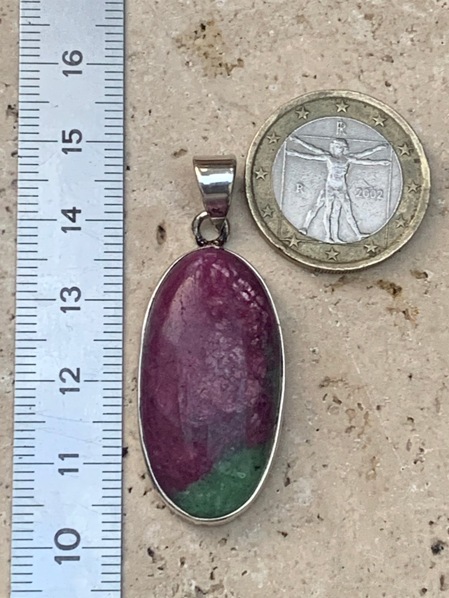Rubis sur Fuchsite (micas vert), pendentif en Argent de 45 mm de ht x18 x8. Vendu avec un cordon réglable de couleur noire !