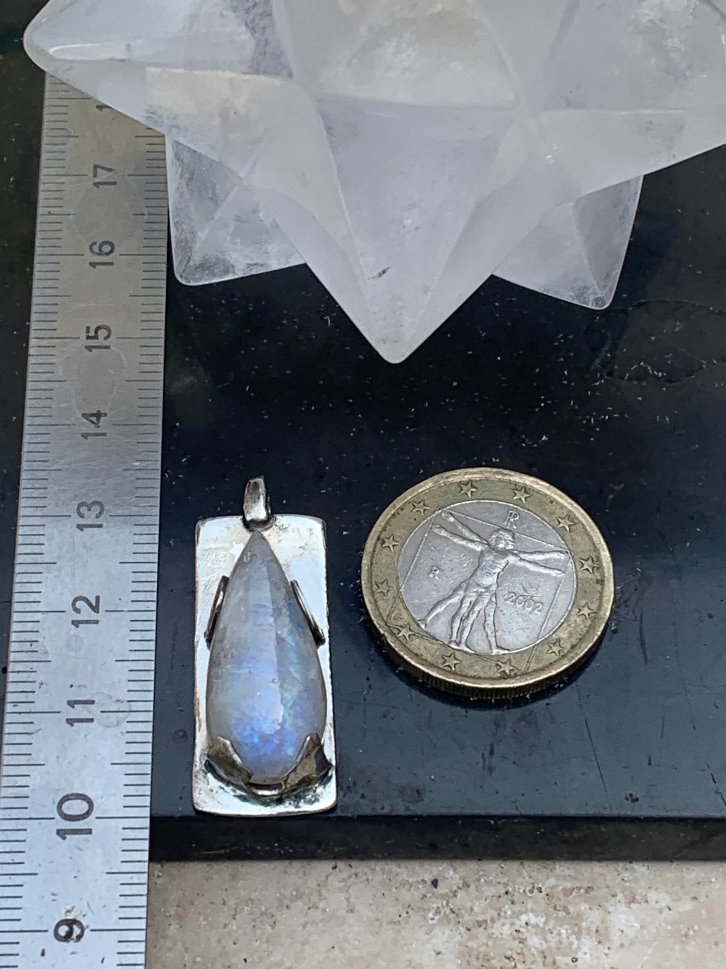 Pierre de lune/ Labradorite blanche ou Péristérite, pendentif sertis Argent de 32mm x 12 x 8. Qualité AA à AAA, vendu avec cordon réglable de couleur noire !