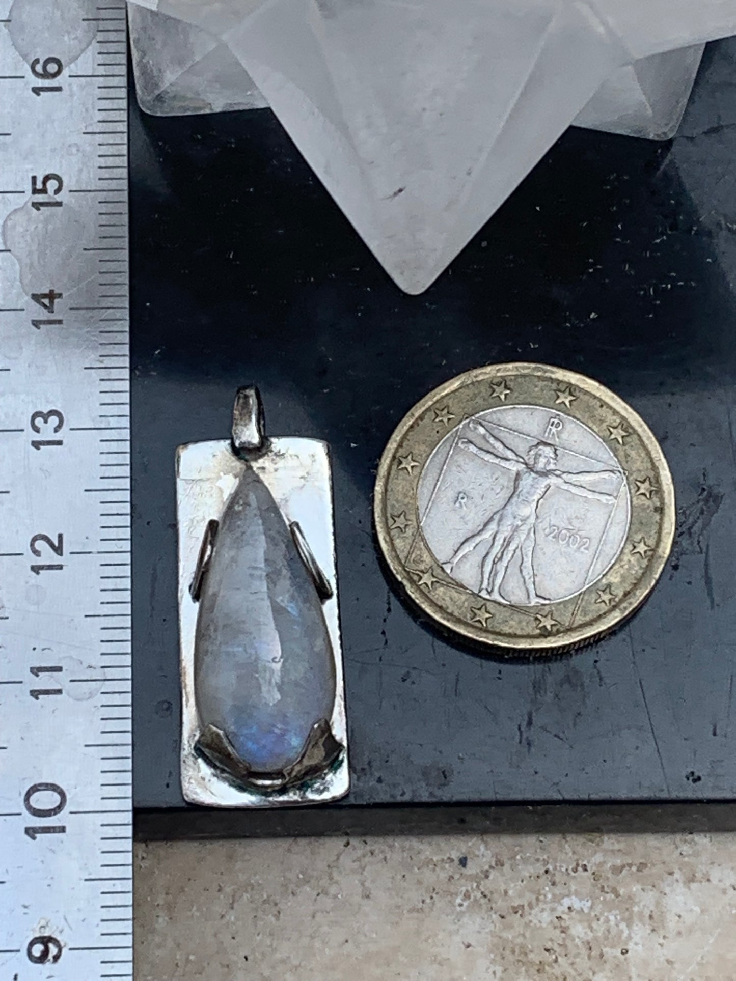 Pierre de lune/ Labradorite blanche ou Péristérite, pendentif sertis Argent de 32mm x 12 x 8. Qualité AA à AAA, vendu avec cordon réglable de couleur noire !