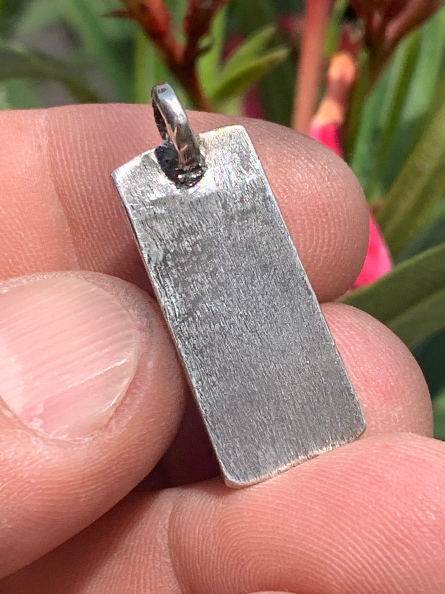 Pierre de lune/ Labradorite blanche ou Péristérite, pendentif sertis Argent de 32mm x 12 x 8. Qualité AA à AAA, vendu avec cordon réglable de couleur noire !