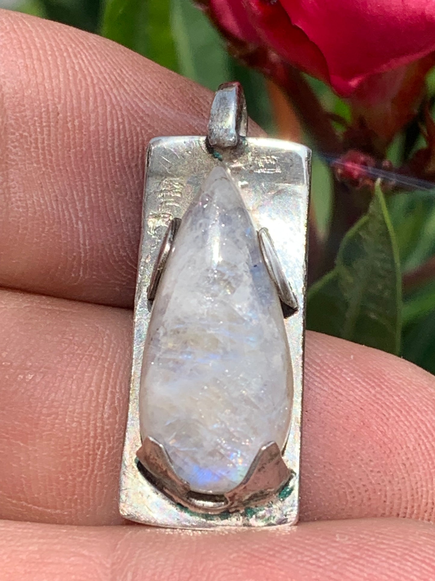 Pierre de lune/ Labradorite blanche ou Péristérite, pendentif sertis Argent de 32mm x 12 x 8. Qualité AA à AAA, vendu avec cordon réglable de couleur noire !