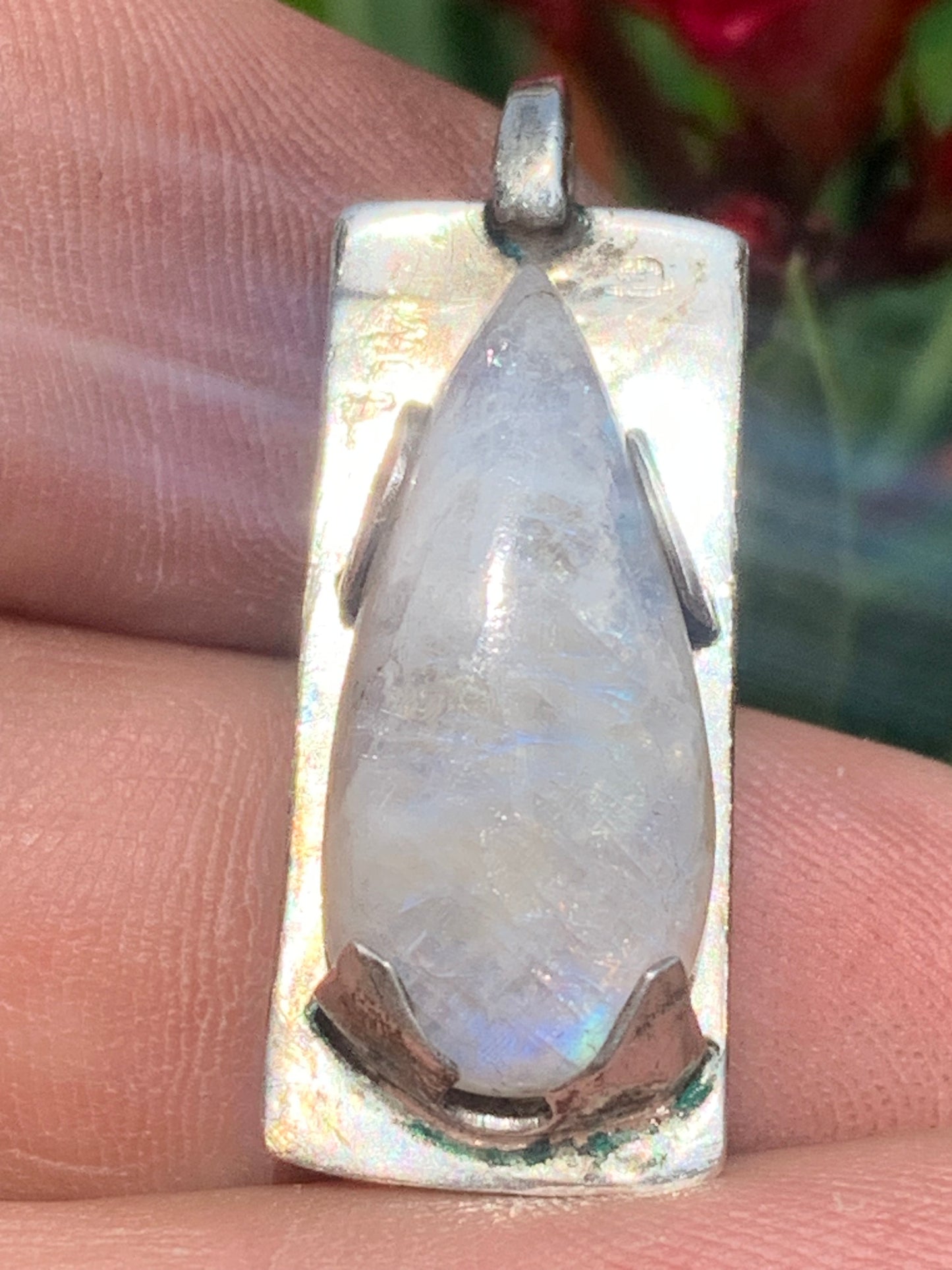 Pierre de lune/ Labradorite blanche ou Péristérite, pendentif sertis Argent de 32mm x 12 x 8. Qualité AA à AAA, vendu avec cordon réglable de couleur noire !