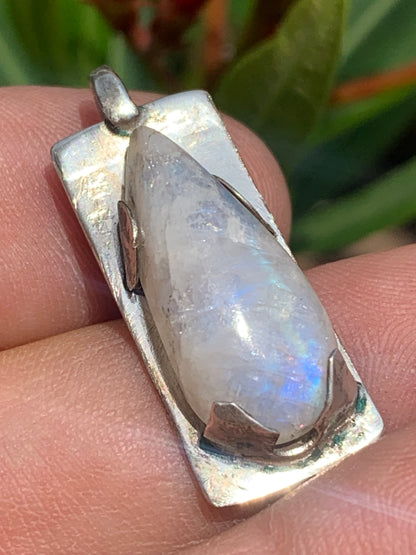 Pierre de lune/ Labradorite blanche ou Péristérite, pendentif sertis Argent de 32mm x 12 x 8. Qualité AA à AAA, vendu avec cordon réglable de couleur noire !