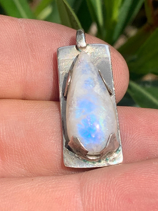 Pierre de lune/ Labradorite blanche ou Péristérite, pendentif sertis Argent de 32mm x 12 x 8. Qualité AA à AAA, vendu avec cordon réglable de couleur noire !