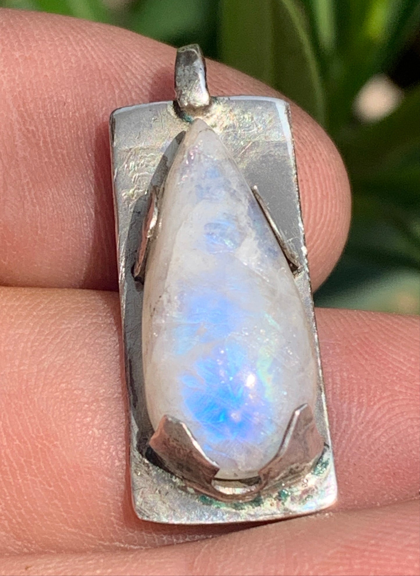 Pierre de lune/ Labradorite blanche ou Péristérite, pendentif sertis Argent de 32mm x 12 x 8. Qualité AA à AAA, vendu avec cordon réglable de couleur noire !