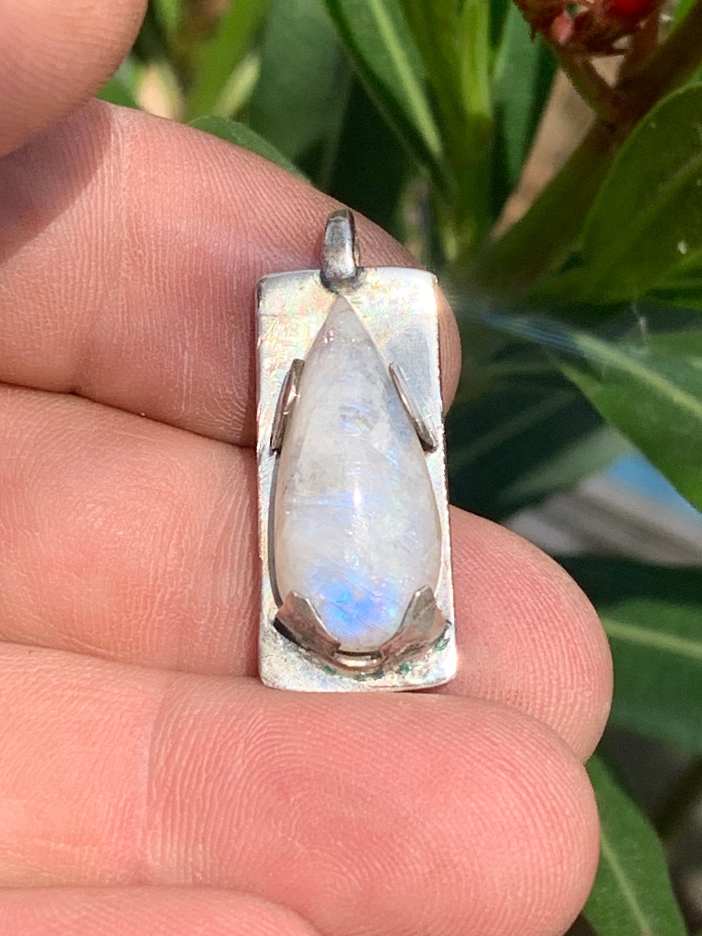 Pierre de lune/ Labradorite blanche ou Péristérite, pendentif sertis Argent de 32mm x 12 x 8. Qualité AA à AAA, vendu avec cordon réglable de couleur noire !