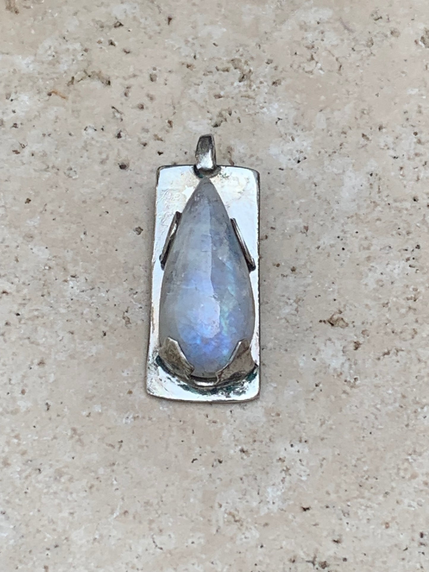 Pierre de lune/ Labradorite blanche ou Péristérite, pendentif sertis Argent de 32mm x 12 x 8. Qualité AA à AAA, vendu avec cordon réglable de couleur noire !