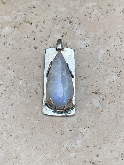 Pierre de lune/ Labradorite blanche ou Péristérite, pendentif sertis Argent de 32mm x 12 x 8. Qualité AA à AAA, vendu avec cordon réglable de couleur noire !