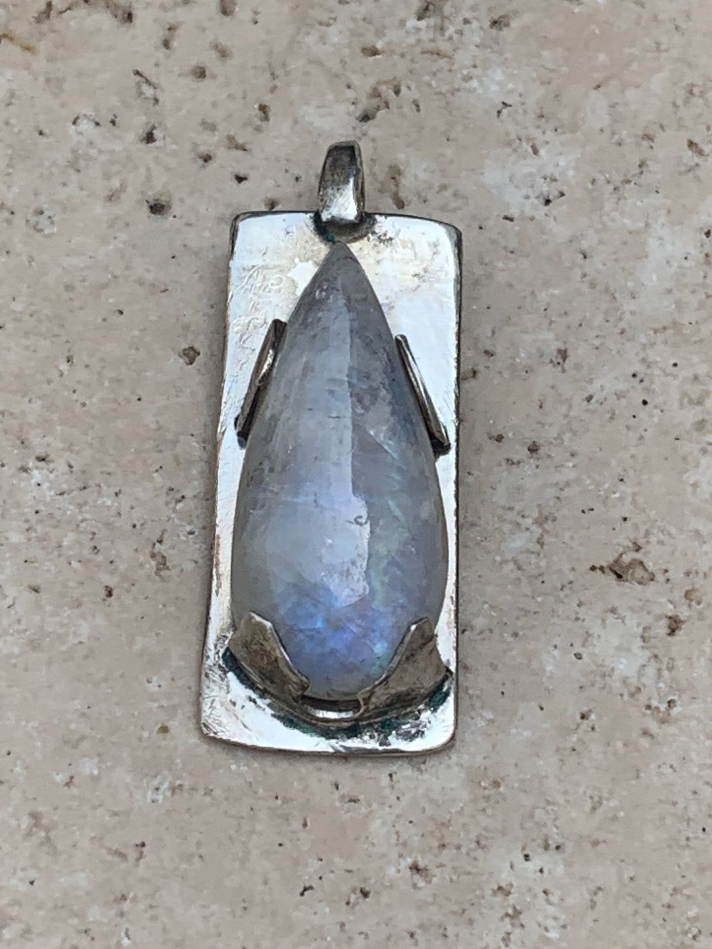 Pierre de lune/ Labradorite blanche ou Péristérite, pendentif sertis Argent de 32mm x 12 x 8. Qualité AA à AAA, vendu avec cordon réglable de couleur noire !