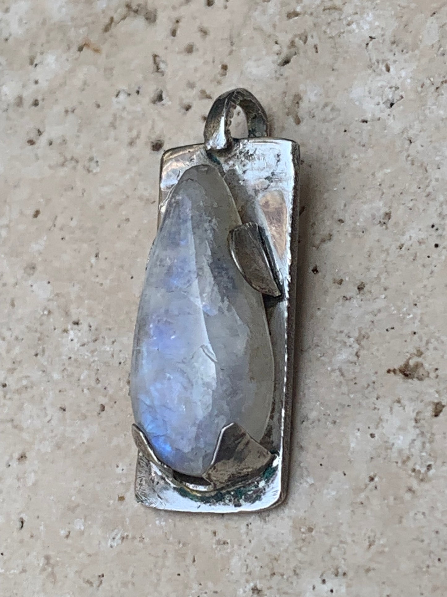 Pierre de lune/ Labradorite blanche ou Péristérite, pendentif sertis Argent de 32mm x 12 x 8. Qualité AA à AAA, vendu avec cordon réglable de couleur noire !