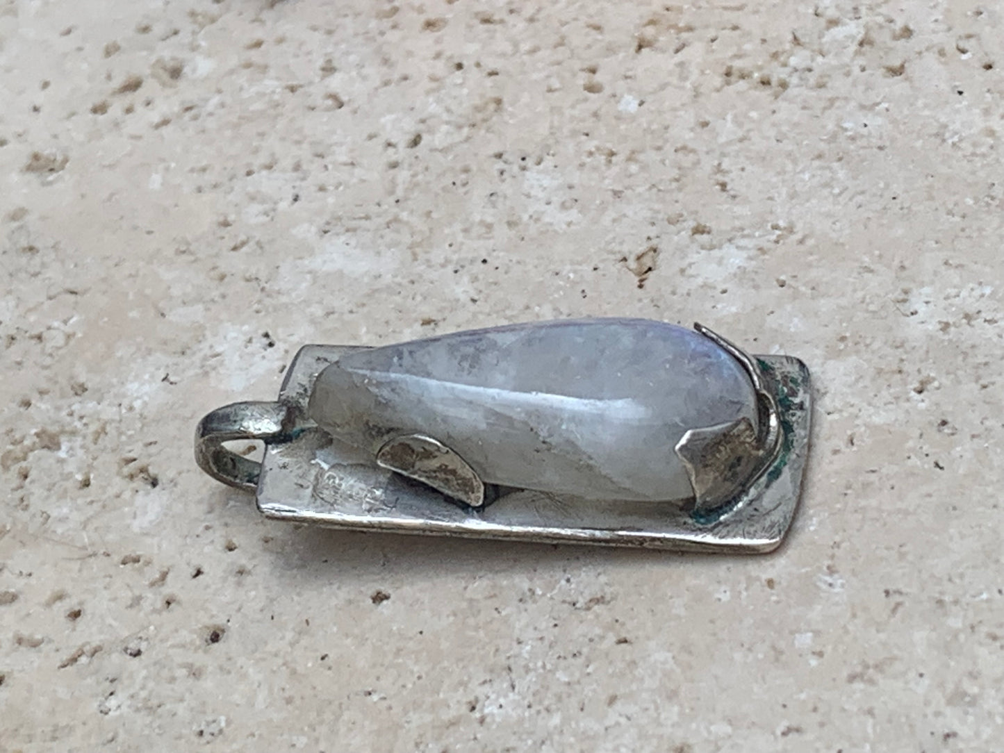 Pierre de lune/ Labradorite blanche ou Péristérite, pendentif sertis Argent de 32mm x 12 x 8. Qualité AA à AAA, vendu avec cordon réglable de couleur noire !