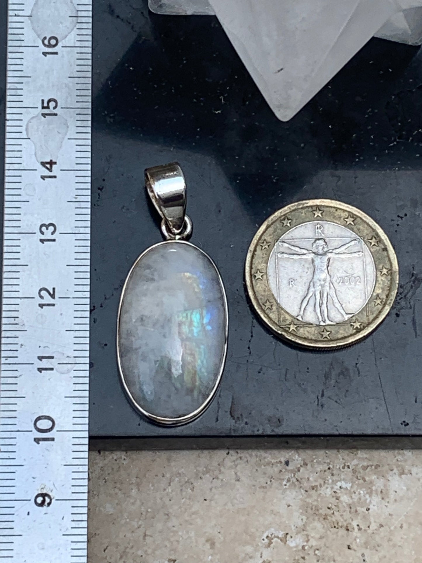 Pierre de lune/ Labradorite blanche ou Péristérite, pendentif sertis Argent de 42mm x18 x8. Qualité AA à AAA, vendu avec cordon réglable de couleur noire !
