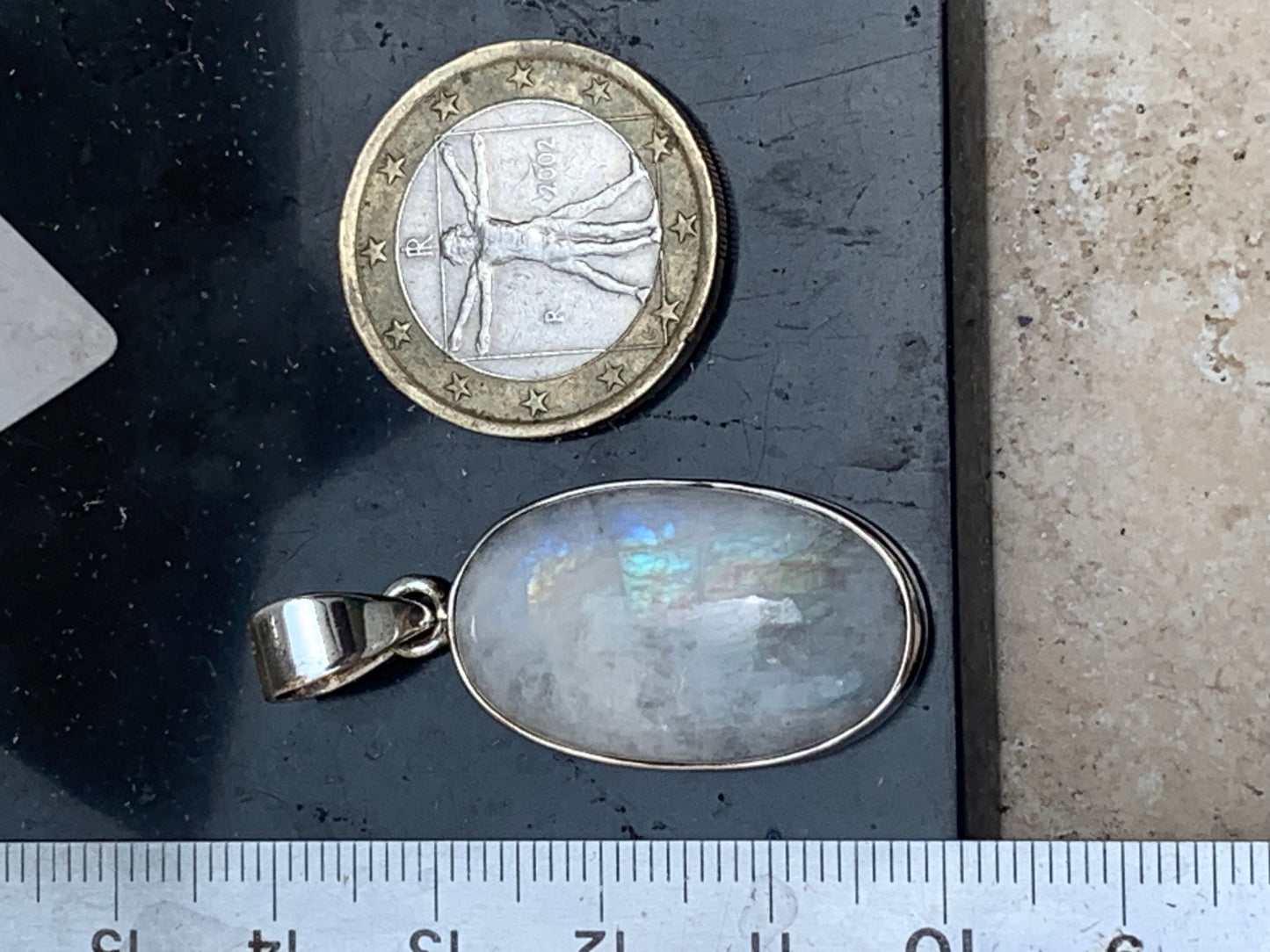 Pierre de lune/ Labradorite blanche ou Péristérite, pendentif sertis Argent de 42mm x18 x8. Qualité AA à AAA, vendu avec cordon réglable de couleur noire !