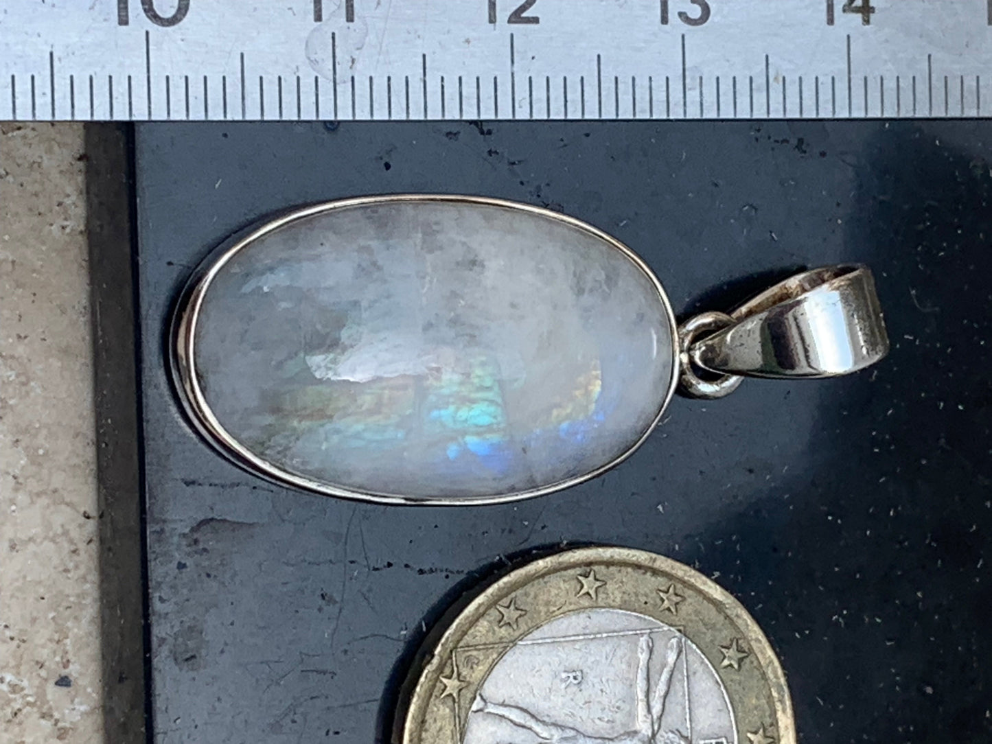 Pierre de lune/ Labradorite blanche ou Péristérite, pendentif sertis Argent de 42mm x18 x8. Qualité AA à AAA, vendu avec cordon réglable de couleur noire !
