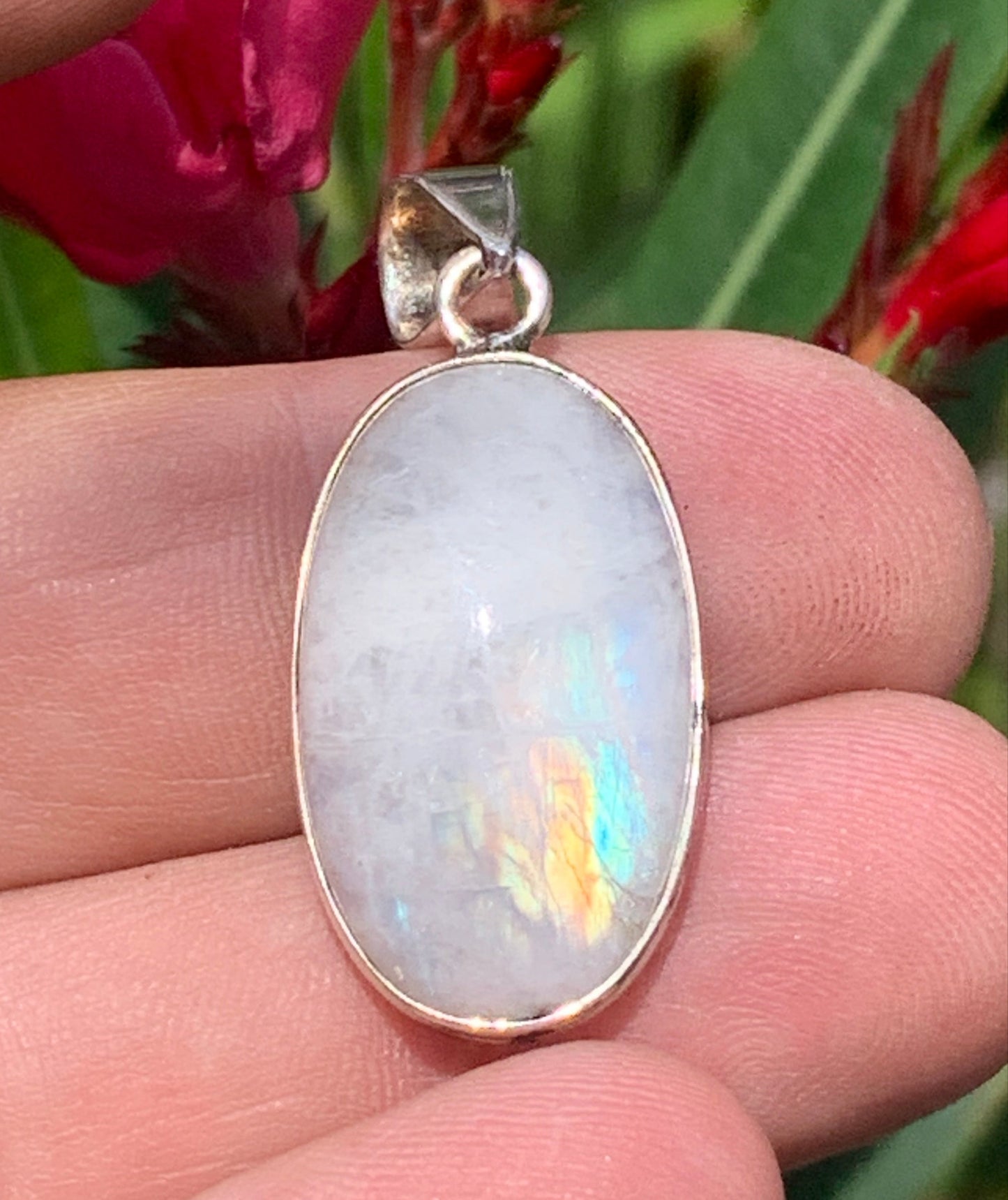 Pierre de lune/ Labradorite blanche ou Péristérite, pendentif sertis Argent de 42mm x18 x8. Qualité AA à AAA, vendu avec cordon réglable de couleur noire !