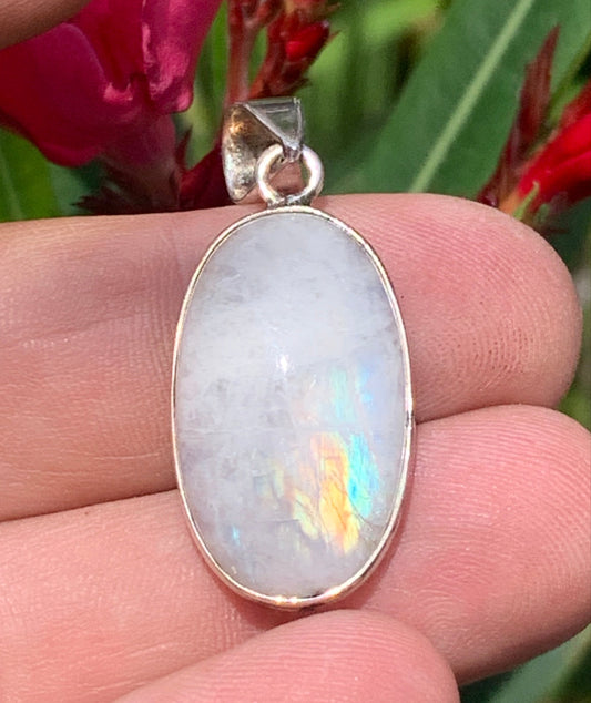 Pierre de lune/ Labradorite blanche ou Péristérite, pendentif sertis Argent de 42mm x18 x8. Qualité AA à AAA, vendu avec cordon réglable de couleur noire !