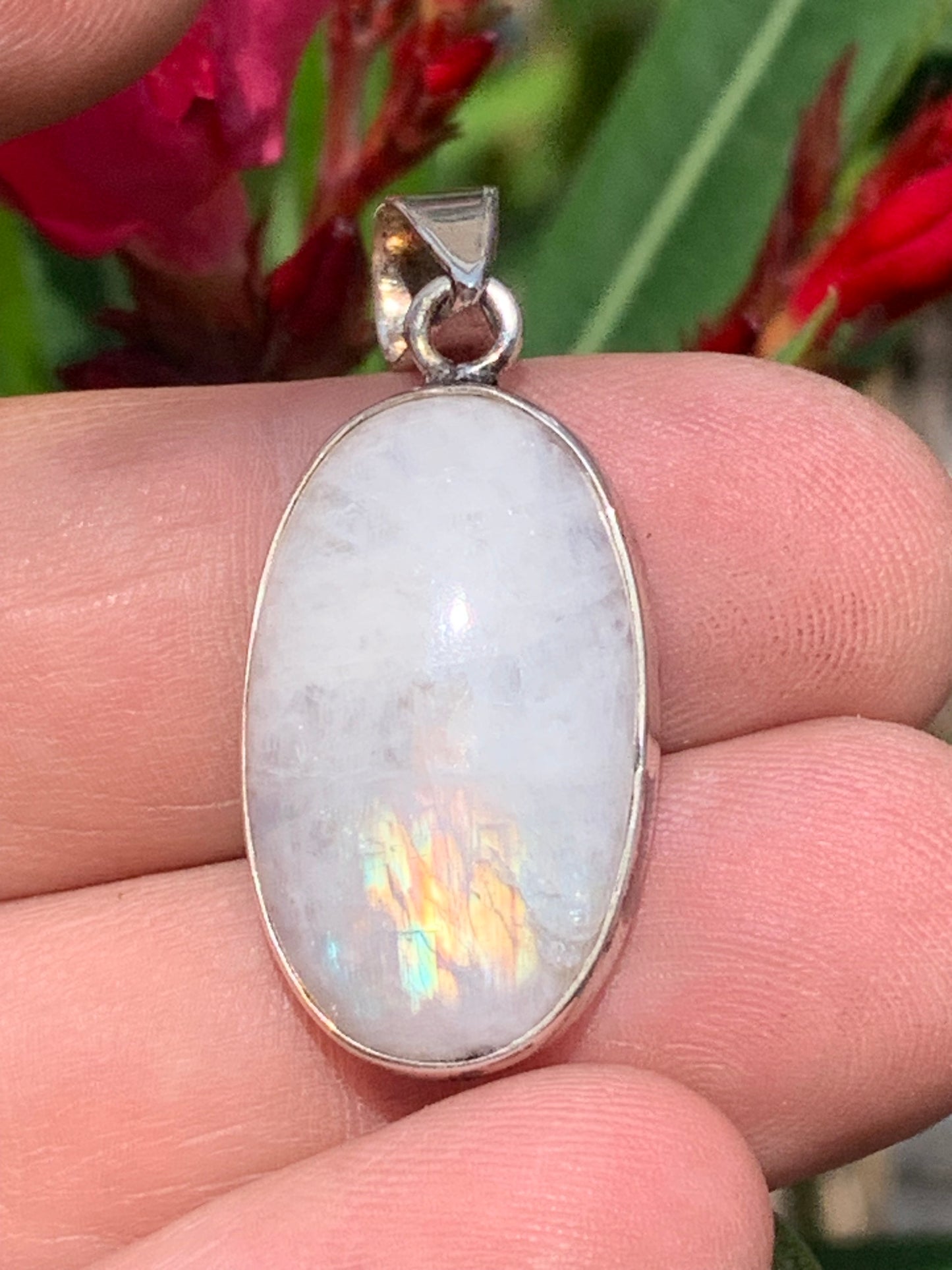 Pierre de lune/ Labradorite blanche ou Péristérite, pendentif sertis Argent de 42mm x18 x8. Qualité AA à AAA, vendu avec cordon réglable de couleur noire !