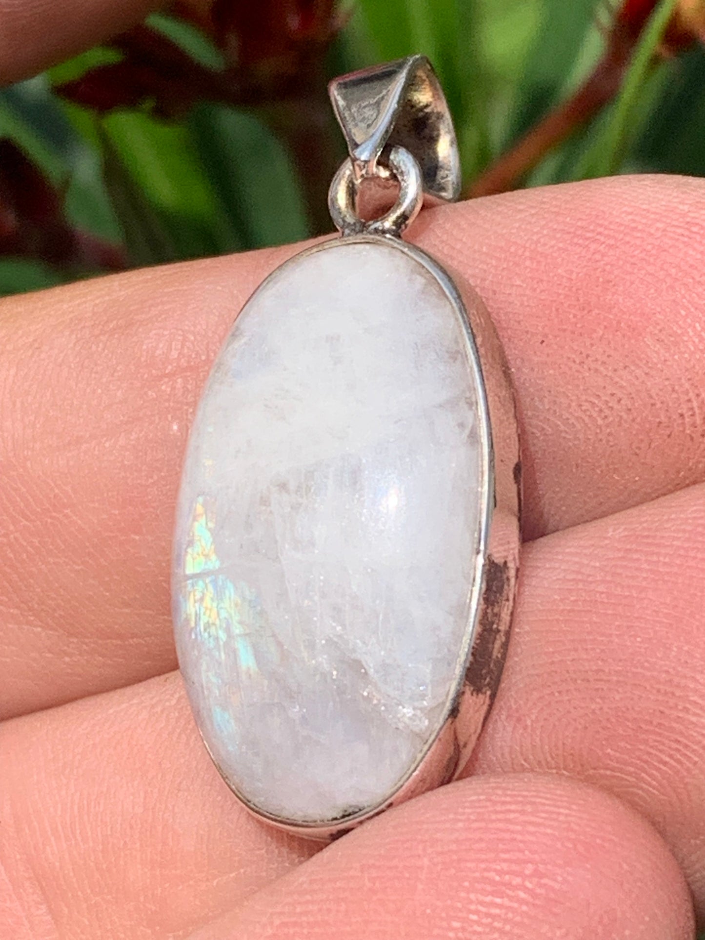 Pierre de lune/ Labradorite blanche ou Péristérite, pendentif sertis Argent de 42mm x18 x8. Qualité AA à AAA, vendu avec cordon réglable de couleur noire !