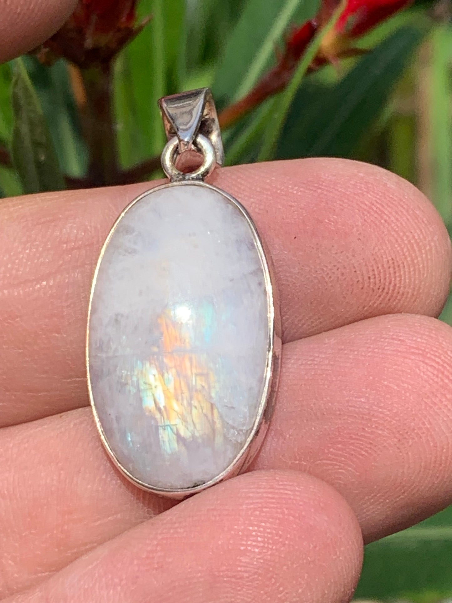 Pierre de lune/ Labradorite blanche ou Péristérite, pendentif sertis Argent de 42mm x18 x8. Qualité AA à AAA, vendu avec cordon réglable de couleur noire !