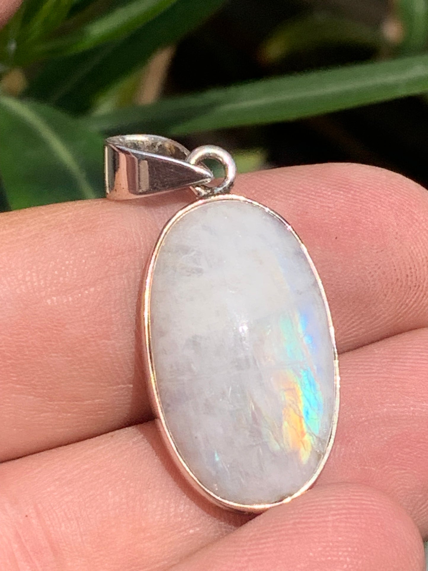 Pierre de lune/ Labradorite blanche ou Péristérite, pendentif sertis Argent de 42mm x18 x8. Qualité AA à AAA, vendu avec cordon réglable de couleur noire !