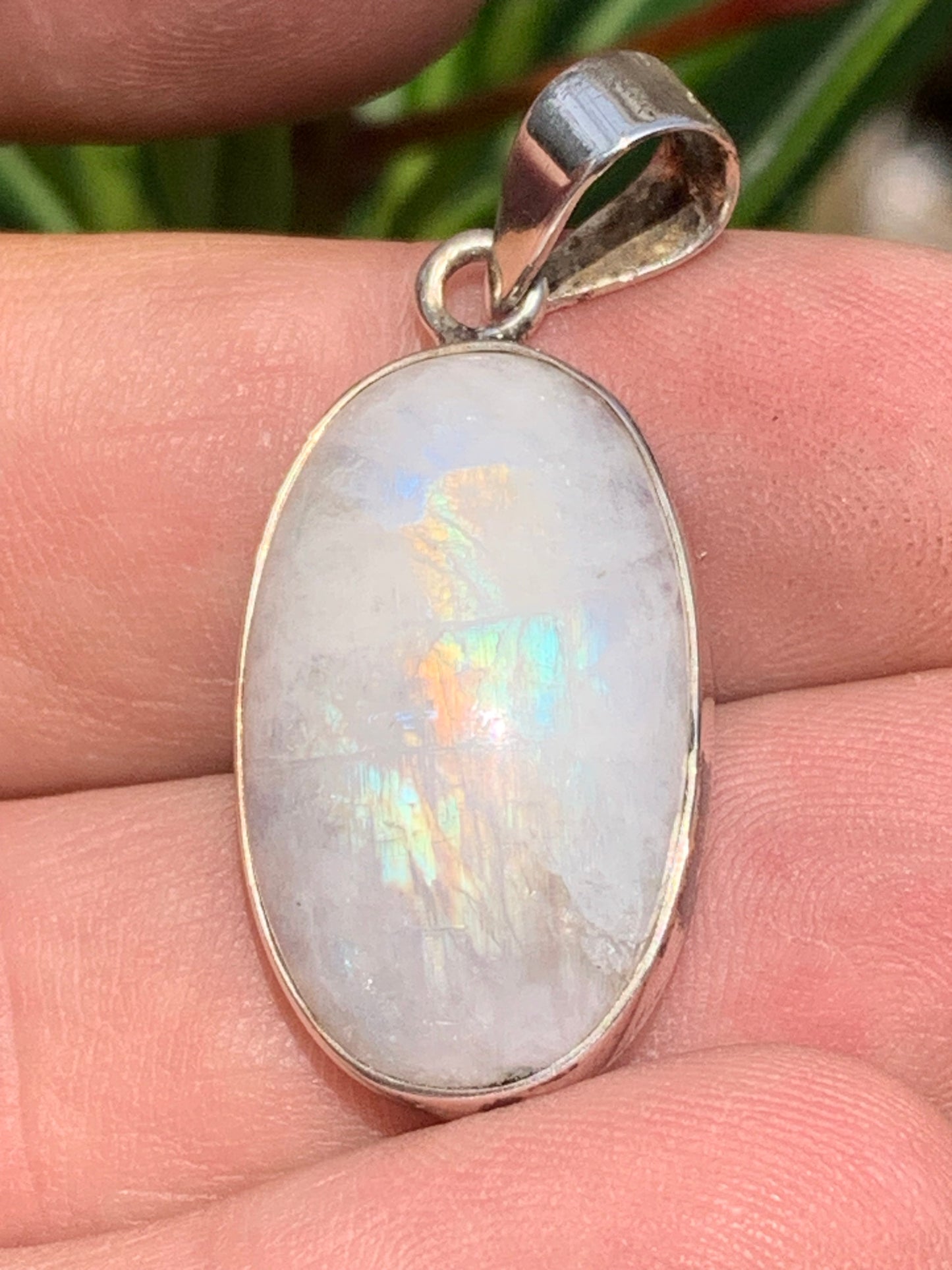 Pierre de lune/ Labradorite blanche ou Péristérite, pendentif sertis Argent de 42mm x18 x8. Qualité AA à AAA, vendu avec cordon réglable de couleur noire !