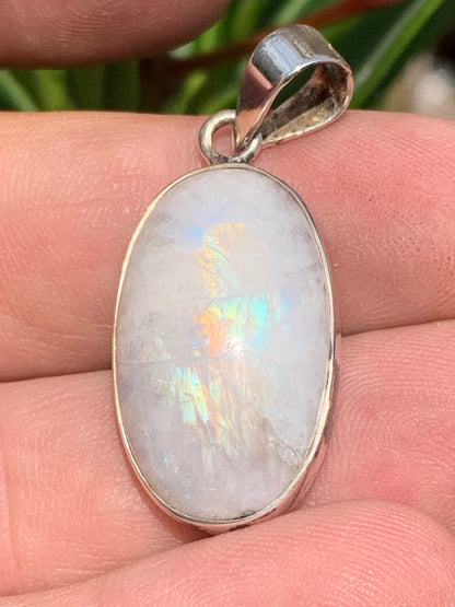 Pierre de lune/ Labradorite blanche ou Péristérite, pendentif sertis Argent de 42mm x18 x8. Qualité AA à AAA, vendu avec cordon réglable de couleur noire !