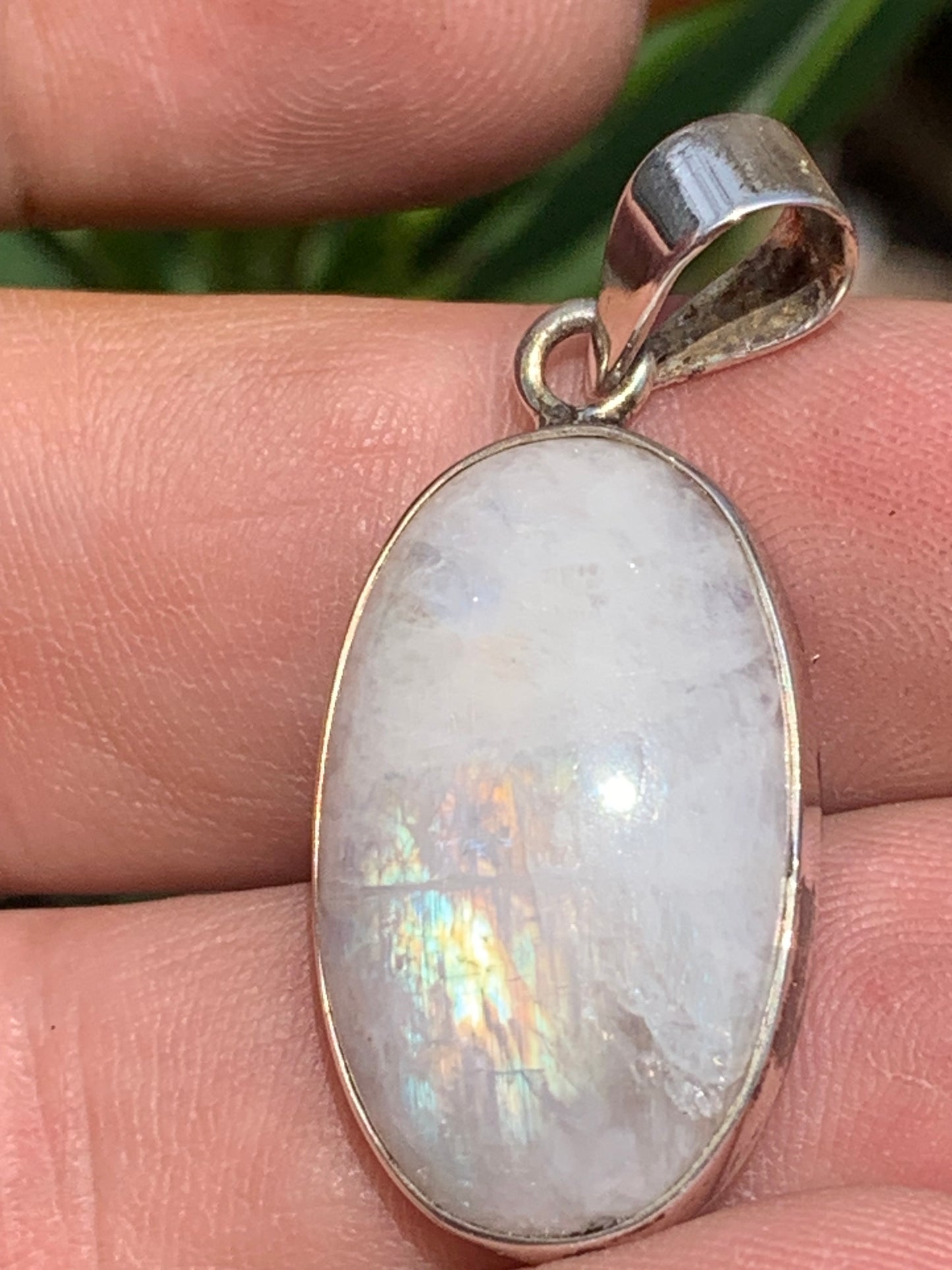 Pierre de lune/ Labradorite blanche ou Péristérite, pendentif sertis Argent de 42mm x18 x8. Qualité AA à AAA, vendu avec cordon réglable de couleur noire !